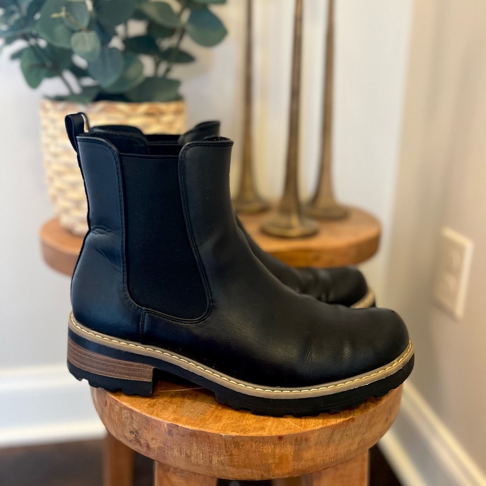 Sz 10 Universal Thread “Celina” black lug-soled faux leather Chelsea boots